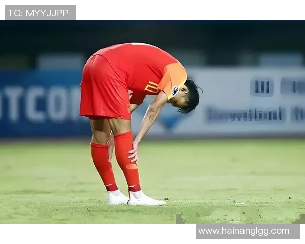 足球比赛意外频发一名球员因摔倒导致腿部骨折引发关注